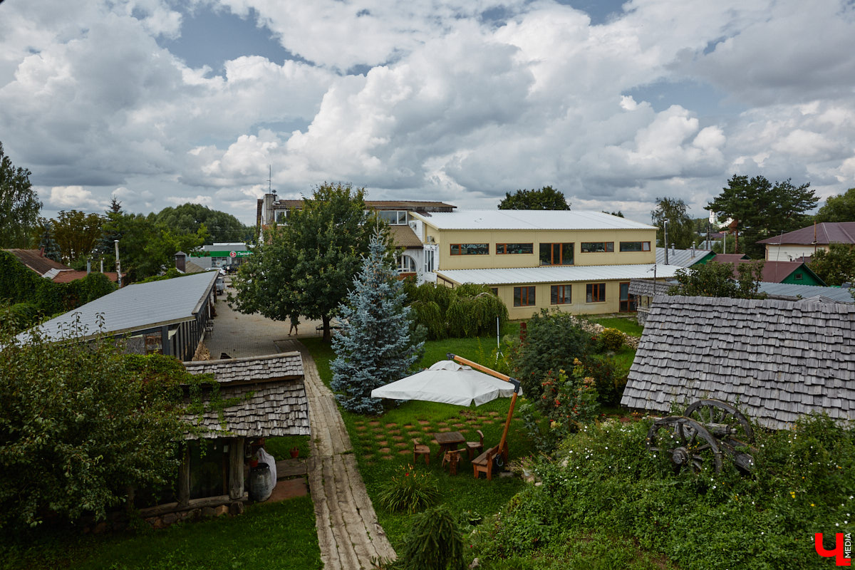Есть в Суздальском районе дом, куда точно можно продавать билеты. В нем три этажа с удивительными предметами из частной коллекции. Кажется, там есть всё, начиная от редких самоваров и заканчивая коллекционными самокатами. Восторг вызывает также участок с замком Рапунцель. Хозяин строения, полного чудес, Юрий Жаров провел для «Ключ-Медиа» подробную экскурсию по своим владениям.