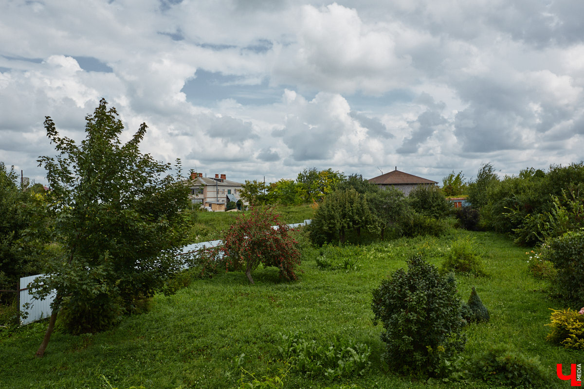 Есть в Суздальском районе дом, куда точно можно продавать билеты. В нем три этажа с удивительными предметами из частной коллекции. Кажется, там есть всё, начиная от редких самоваров и заканчивая коллекционными самокатами. Восторг вызывает также участок с замком Рапунцель. Хозяин строения, полного чудес, Юрий Жаров провел для «Ключ-Медиа» подробную экскурсию по своим владениям.