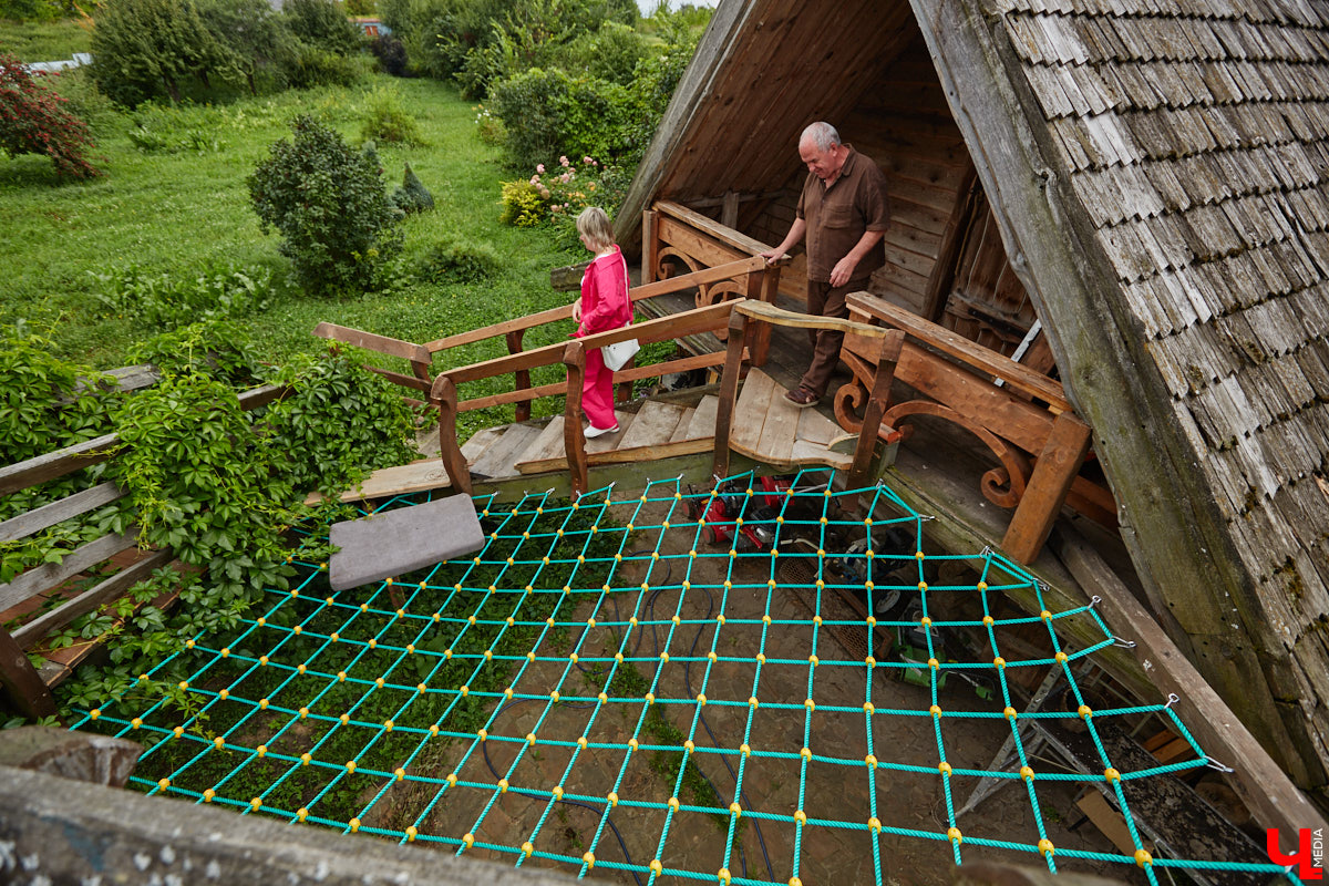 Есть в Суздальском районе дом, куда точно можно продавать билеты. В нем три этажа с удивительными предметами из частной коллекции. Кажется, там есть всё, начиная от редких самоваров и заканчивая коллекционными самокатами. Восторг вызывает также участок с замком Рапунцель. Хозяин строения, полного чудес, Юрий Жаров провел для «Ключ-Медиа» подробную экскурсию по своим владениям.