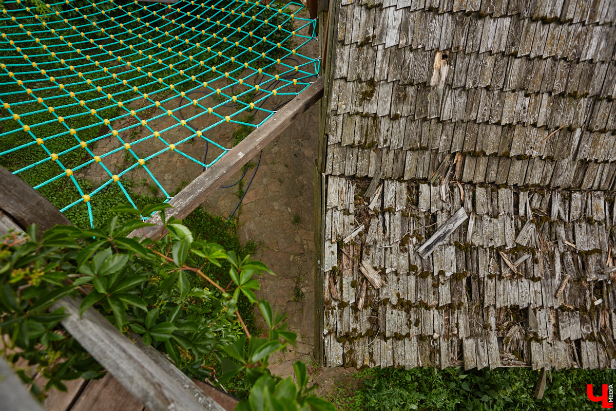 Есть в Суздальском районе дом, куда точно можно продавать билеты. В нем три этажа с удивительными предметами из частной коллекции. Кажется, там есть всё, начиная от редких самоваров и заканчивая коллекционными самокатами. Восторг вызывает также участок с замком Рапунцель. Хозяин строения, полного чудес, Юрий Жаров провел для «Ключ-Медиа» подробную экскурсию по своим владениям.