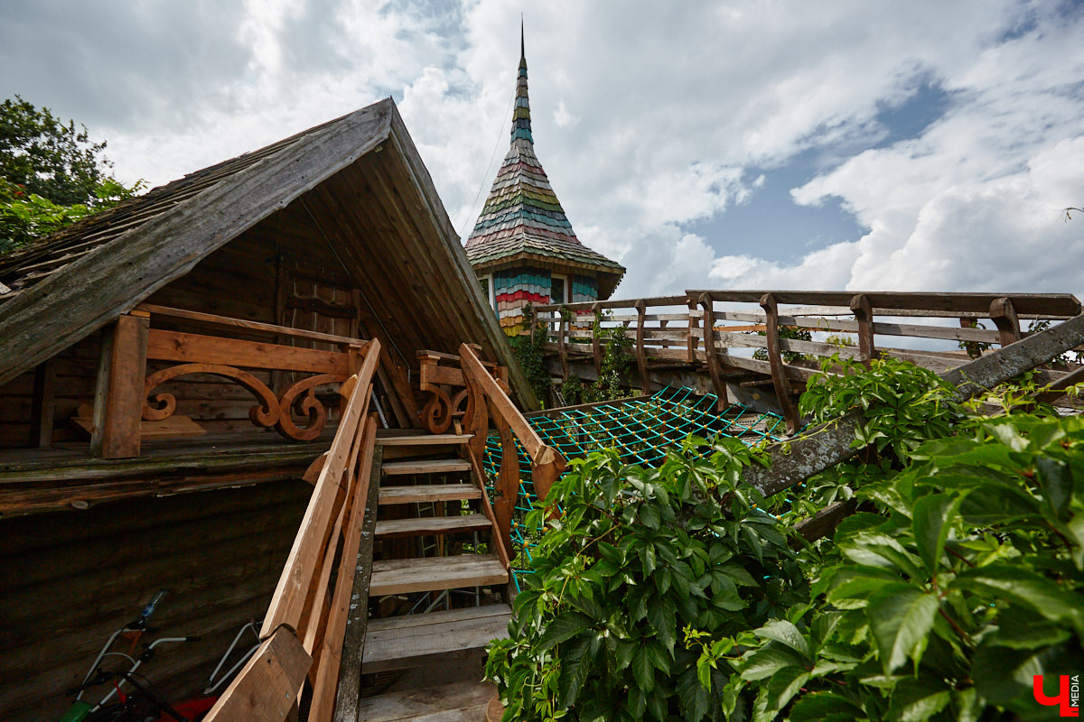 Есть в Суздальском районе дом, куда точно можно продавать билеты. В нем три этажа с удивительными предметами из частной коллекции. Кажется, там есть всё, начиная от редких самоваров и заканчивая коллекционными самокатами. Восторг вызывает также участок с замком Рапунцель. Хозяин строения, полного чудес, Юрий Жаров провел для «Ключ-Медиа» подробную экскурсию по своим владениям.
