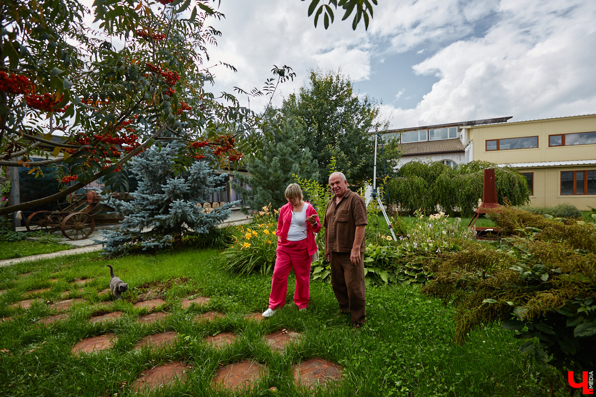 Есть в Суздальском районе дом, куда точно можно продавать билеты. В нем три этажа с удивительными предметами из частной коллекции. Кажется, там есть всё, начиная от редких самоваров и заканчивая коллекционными самокатами. Восторг вызывает также участок с замком Рапунцель. Хозяин строения, полного чудес, Юрий Жаров провел для «Ключ-Медиа» подробную экскурсию по своим владениям.