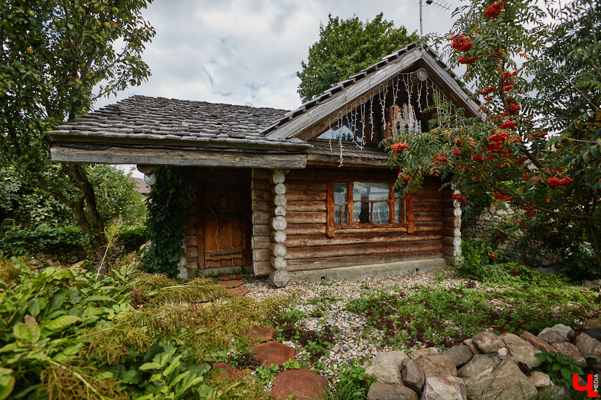 Есть в Суздальском районе дом, куда точно можно продавать билеты. В нем три этажа с удивительными предметами из частной коллекции. Кажется, там есть всё, начиная от редких самоваров и заканчивая коллекционными самокатами. Восторг вызывает также участок с замком Рапунцель. Хозяин строения, полного чудес, Юрий Жаров провел для «Ключ-Медиа» подробную экскурсию по своим владениям.