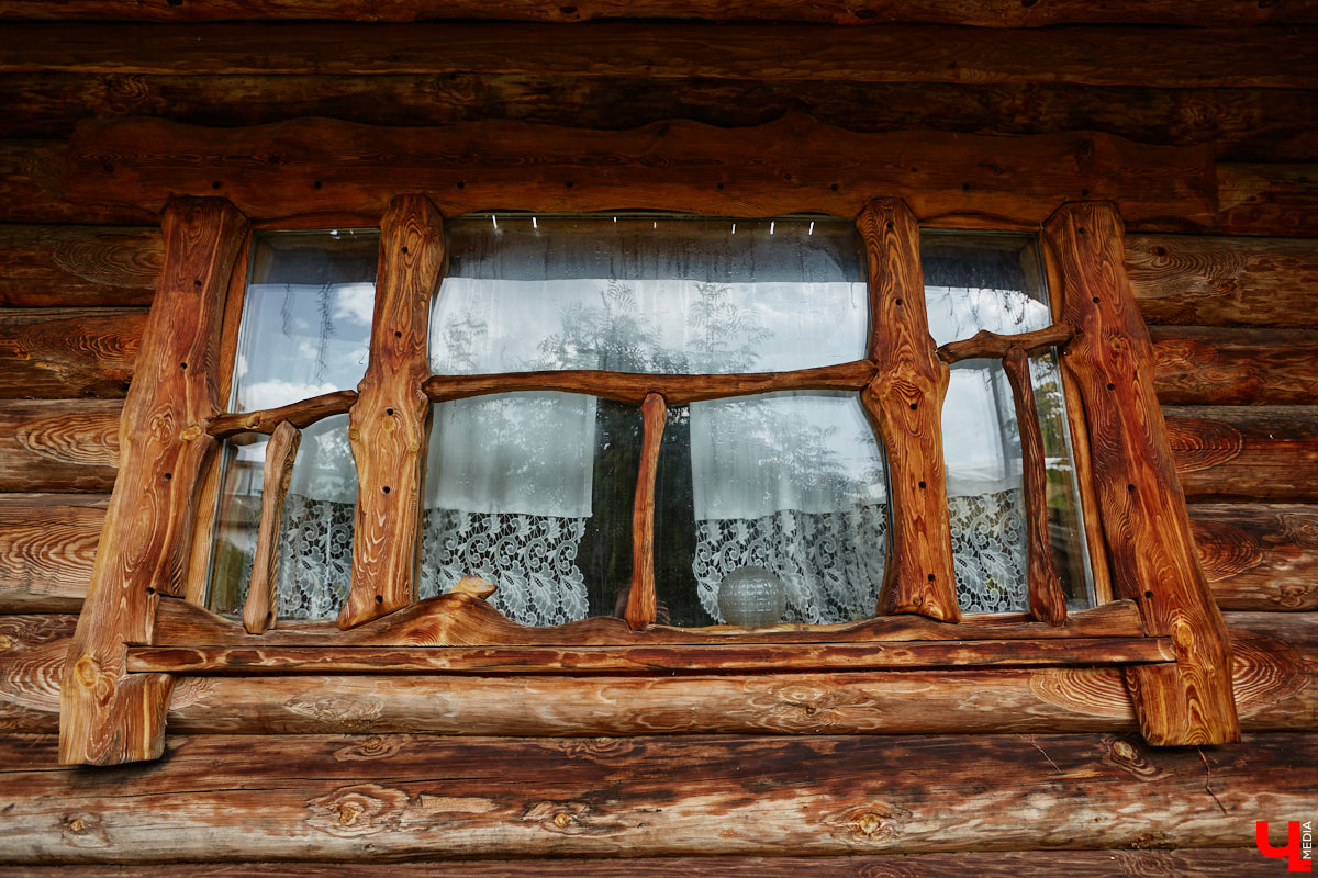 Есть в Суздальском районе дом, куда точно можно продавать билеты. В нем три этажа с удивительными предметами из частной коллекции. Кажется, там есть всё, начиная от редких самоваров и заканчивая коллекционными самокатами. Восторг вызывает также участок с замком Рапунцель. Хозяин строения, полного чудес, Юрий Жаров провел для «Ключ-Медиа» подробную экскурсию по своим владениям.