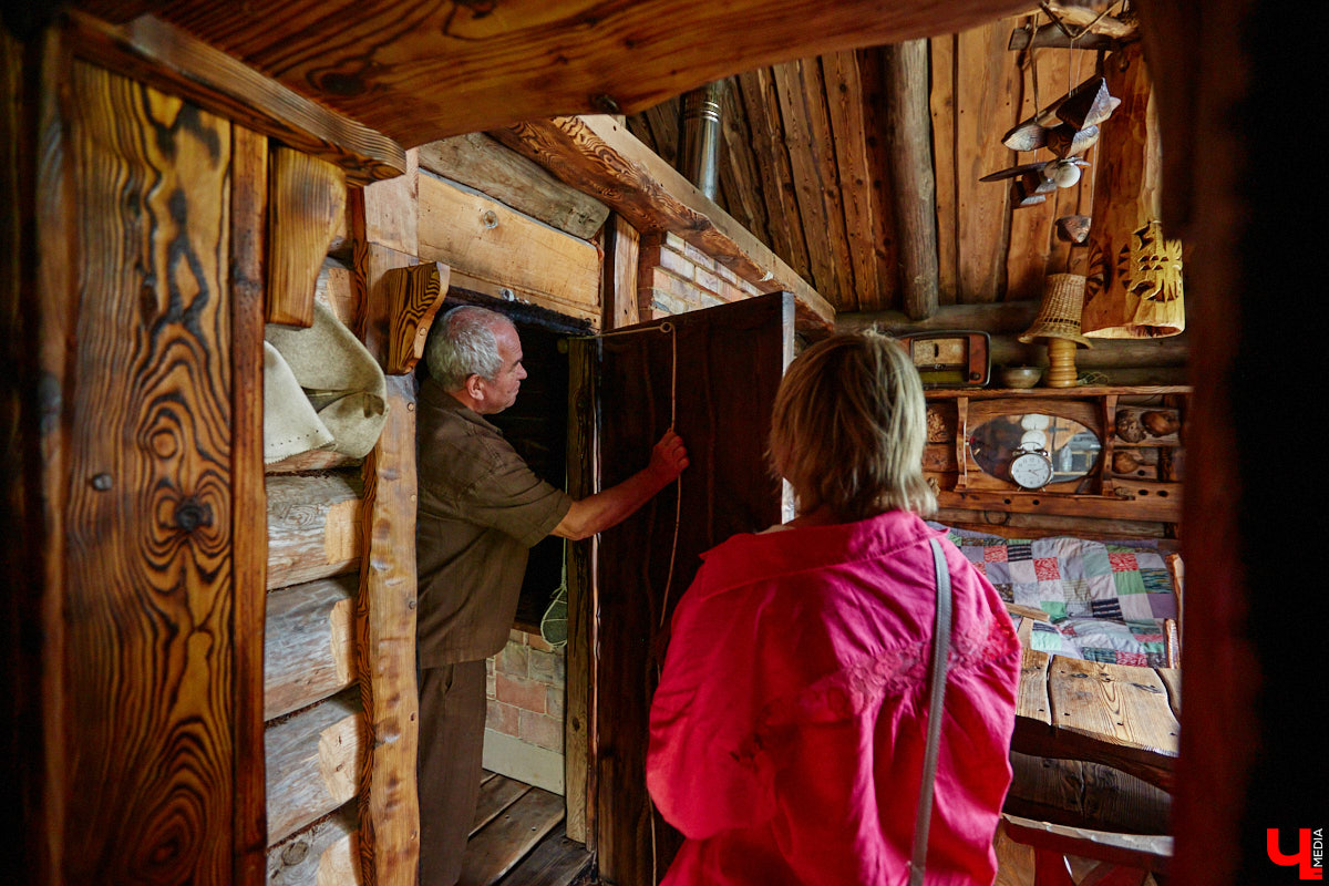 Есть в Суздальском районе дом, куда точно можно продавать билеты. В нем три этажа с удивительными предметами из частной коллекции. Кажется, там есть всё, начиная от редких самоваров и заканчивая коллекционными самокатами. Восторг вызывает также участок с замком Рапунцель. Хозяин строения, полного чудес, Юрий Жаров провел для «Ключ-Медиа» подробную экскурсию по своим владениям.