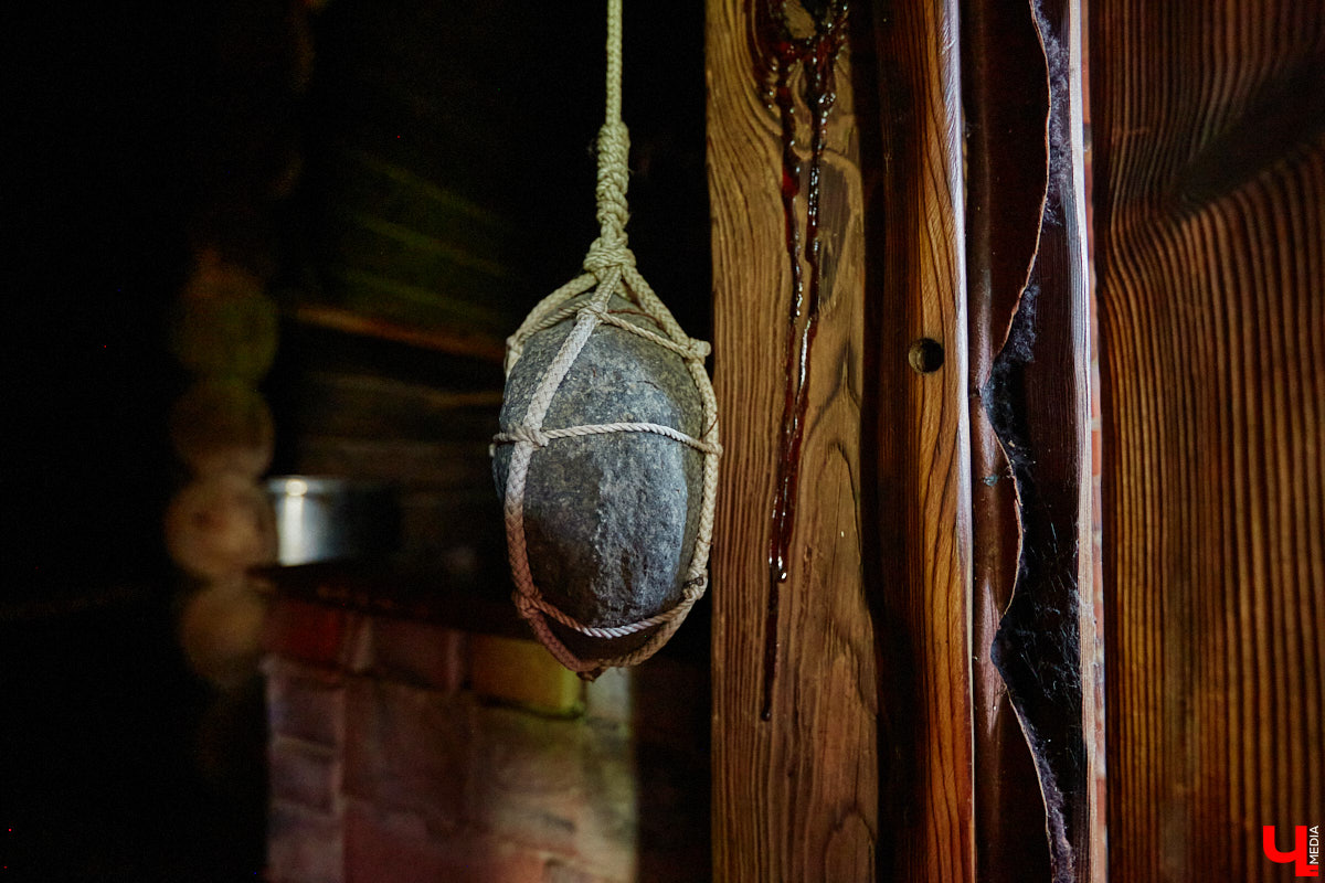 Есть в Суздальском районе дом, куда точно можно продавать билеты. В нем три этажа с удивительными предметами из частной коллекции. Кажется, там есть всё, начиная от редких самоваров и заканчивая коллекционными самокатами. Восторг вызывает также участок с замком Рапунцель. Хозяин строения, полного чудес, Юрий Жаров провел для «Ключ-Медиа» подробную экскурсию по своим владениям.