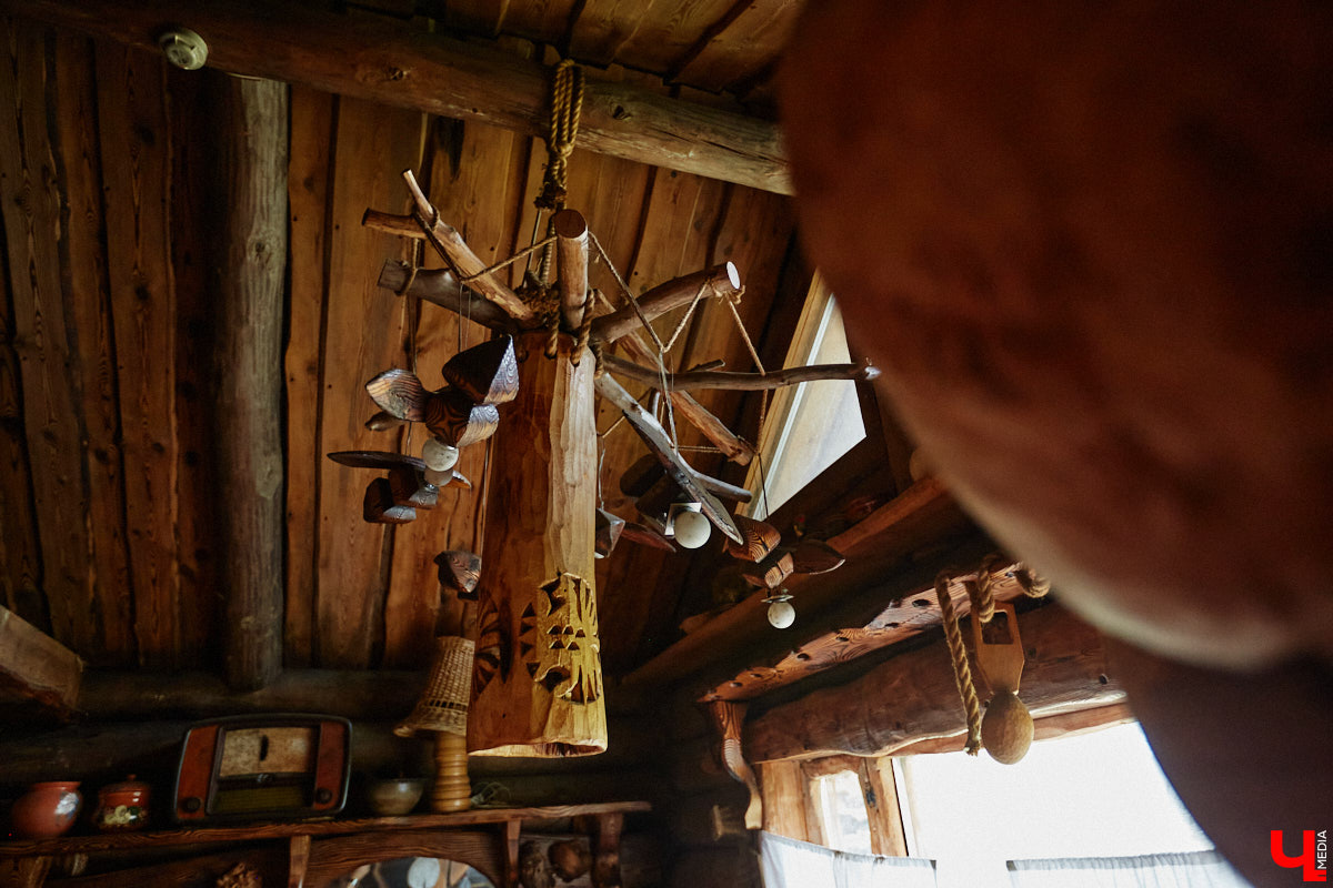 Есть в Суздальском районе дом, куда точно можно продавать билеты. В нем три этажа с удивительными предметами из частной коллекции. Кажется, там есть всё, начиная от редких самоваров и заканчивая коллекционными самокатами. Восторг вызывает также участок с замком Рапунцель. Хозяин строения, полного чудес, Юрий Жаров провел для «Ключ-Медиа» подробную экскурсию по своим владениям.