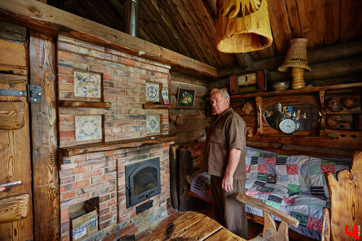 Есть в Суздальском районе дом, куда точно можно продавать билеты. В нем три этажа с удивительными предметами из частной коллекции. Кажется, там есть всё, начиная от редких самоваров и заканчивая коллекционными самокатами. Восторг вызывает также участок с замком Рапунцель. Хозяин строения, полного чудес, Юрий Жаров провел для «Ключ-Медиа» подробную экскурсию по своим владениям.