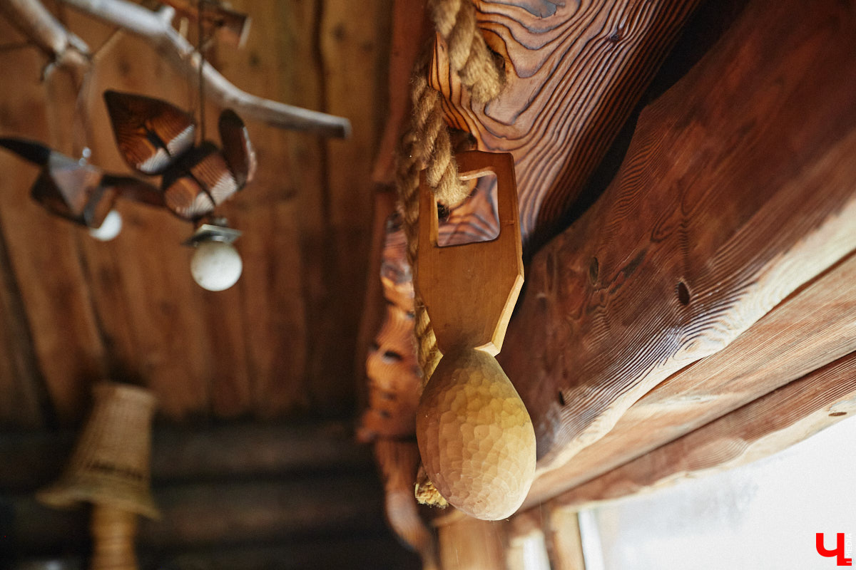 Есть в Суздальском районе дом, куда точно можно продавать билеты. В нем три этажа с удивительными предметами из частной коллекции. Кажется, там есть всё, начиная от редких самоваров и заканчивая коллекционными самокатами. Восторг вызывает также участок с замком Рапунцель. Хозяин строения, полного чудес, Юрий Жаров провел для «Ключ-Медиа» подробную экскурсию по своим владениям.