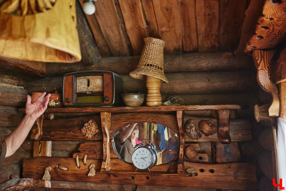 Есть в Суздальском районе дом, куда точно можно продавать билеты. В нем три этажа с удивительными предметами из частной коллекции. Кажется, там есть всё, начиная от редких самоваров и заканчивая коллекционными самокатами. Восторг вызывает также участок с замком Рапунцель. Хозяин строения, полного чудес, Юрий Жаров провел для «Ключ-Медиа» подробную экскурсию по своим владениям.