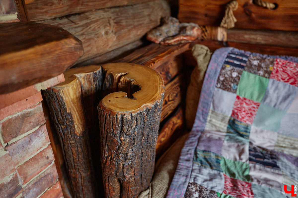 Есть в Суздальском районе дом, куда точно можно продавать билеты. В нем три этажа с удивительными предметами из частной коллекции. Кажется, там есть всё, начиная от редких самоваров и заканчивая коллекционными самокатами. Восторг вызывает также участок с замком Рапунцель. Хозяин строения, полного чудес, Юрий Жаров провел для «Ключ-Медиа» подробную экскурсию по своим владениям.