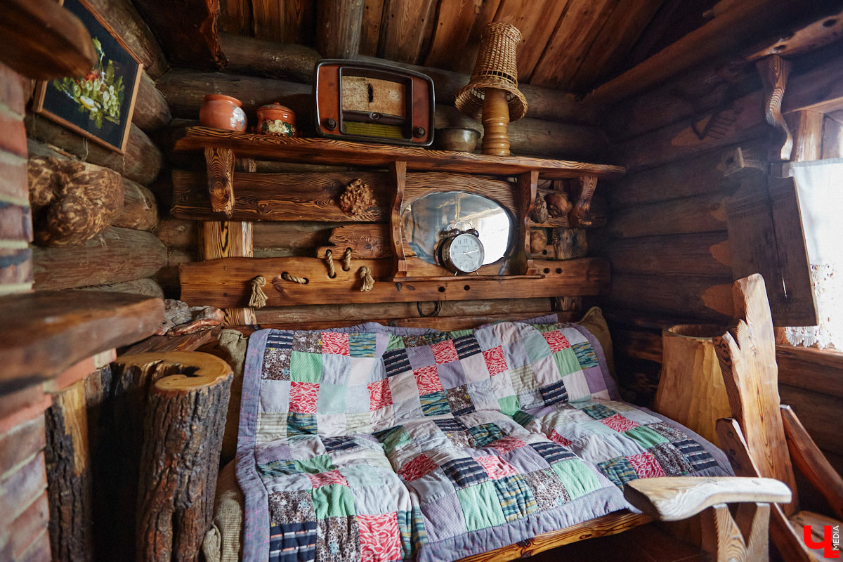 Есть в Суздальском районе дом, куда точно можно продавать билеты. В нем три этажа с удивительными предметами из частной коллекции. Кажется, там есть всё, начиная от редких самоваров и заканчивая коллекционными самокатами. Восторг вызывает также участок с замком Рапунцель. Хозяин строения, полного чудес, Юрий Жаров провел для «Ключ-Медиа» подробную экскурсию по своим владениям.