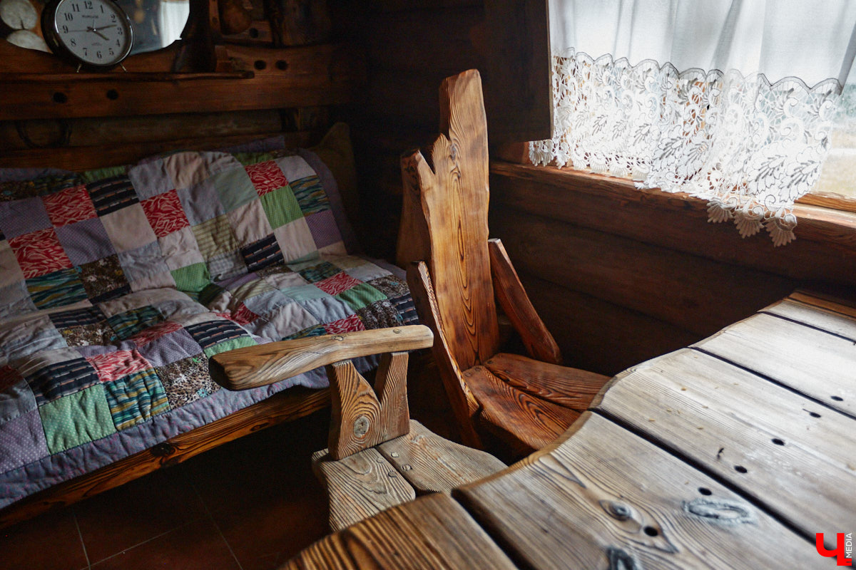 Есть в Суздальском районе дом, куда точно можно продавать билеты. В нем три этажа с удивительными предметами из частной коллекции. Кажется, там есть всё, начиная от редких самоваров и заканчивая коллекционными самокатами. Восторг вызывает также участок с замком Рапунцель. Хозяин строения, полного чудес, Юрий Жаров провел для «Ключ-Медиа» подробную экскурсию по своим владениям.