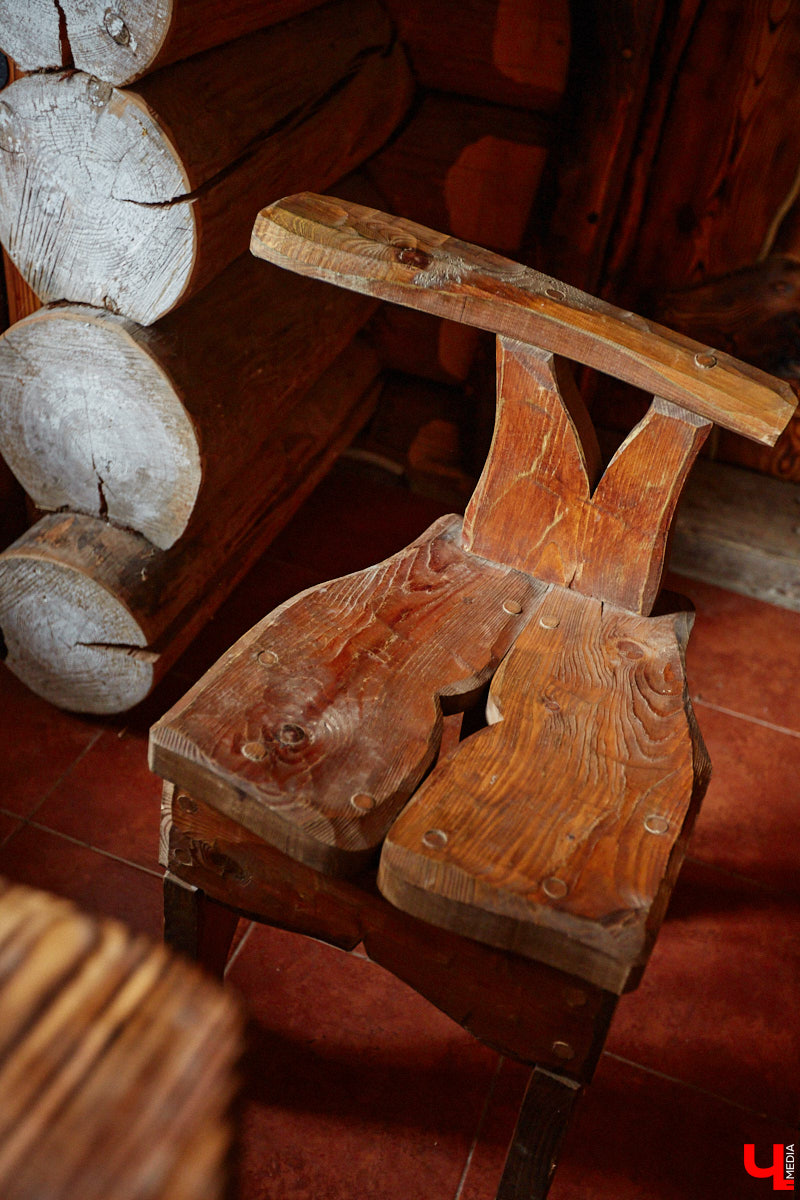 Есть в Суздальском районе дом, куда точно можно продавать билеты. В нем три этажа с удивительными предметами из частной коллекции. Кажется, там есть всё, начиная от редких самоваров и заканчивая коллекционными самокатами. Восторг вызывает также участок с замком Рапунцель. Хозяин строения, полного чудес, Юрий Жаров провел для «Ключ-Медиа» подробную экскурсию по своим владениям.