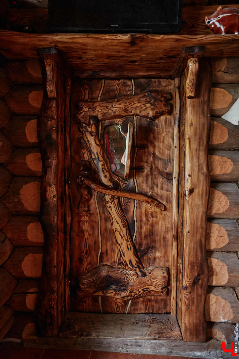 Есть в Суздальском районе дом, куда точно можно продавать билеты. В нем три этажа с удивительными предметами из частной коллекции. Кажется, там есть всё, начиная от редких самоваров и заканчивая коллекционными самокатами. Восторг вызывает также участок с замком Рапунцель. Хозяин строения, полного чудес, Юрий Жаров провел для «Ключ-Медиа» подробную экскурсию по своим владениям.