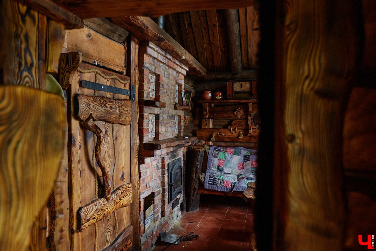 Есть в Суздальском районе дом, куда точно можно продавать билеты. В нем три этажа с удивительными предметами из частной коллекции. Кажется, там есть всё, начиная от редких самоваров и заканчивая коллекционными самокатами. Восторг вызывает также участок с замком Рапунцель. Хозяин строения, полного чудес, Юрий Жаров провел для «Ключ-Медиа» подробную экскурсию по своим владениям.