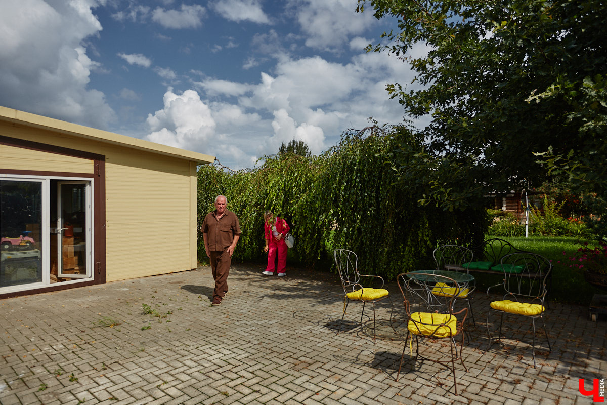 Есть в Суздальском районе дом, куда точно можно продавать билеты. В нем три этажа с удивительными предметами из частной коллекции. Кажется, там есть всё, начиная от редких самоваров и заканчивая коллекционными самокатами. Восторг вызывает также участок с замком Рапунцель. Хозяин строения, полного чудес, Юрий Жаров провел для «Ключ-Медиа» подробную экскурсию по своим владениям.