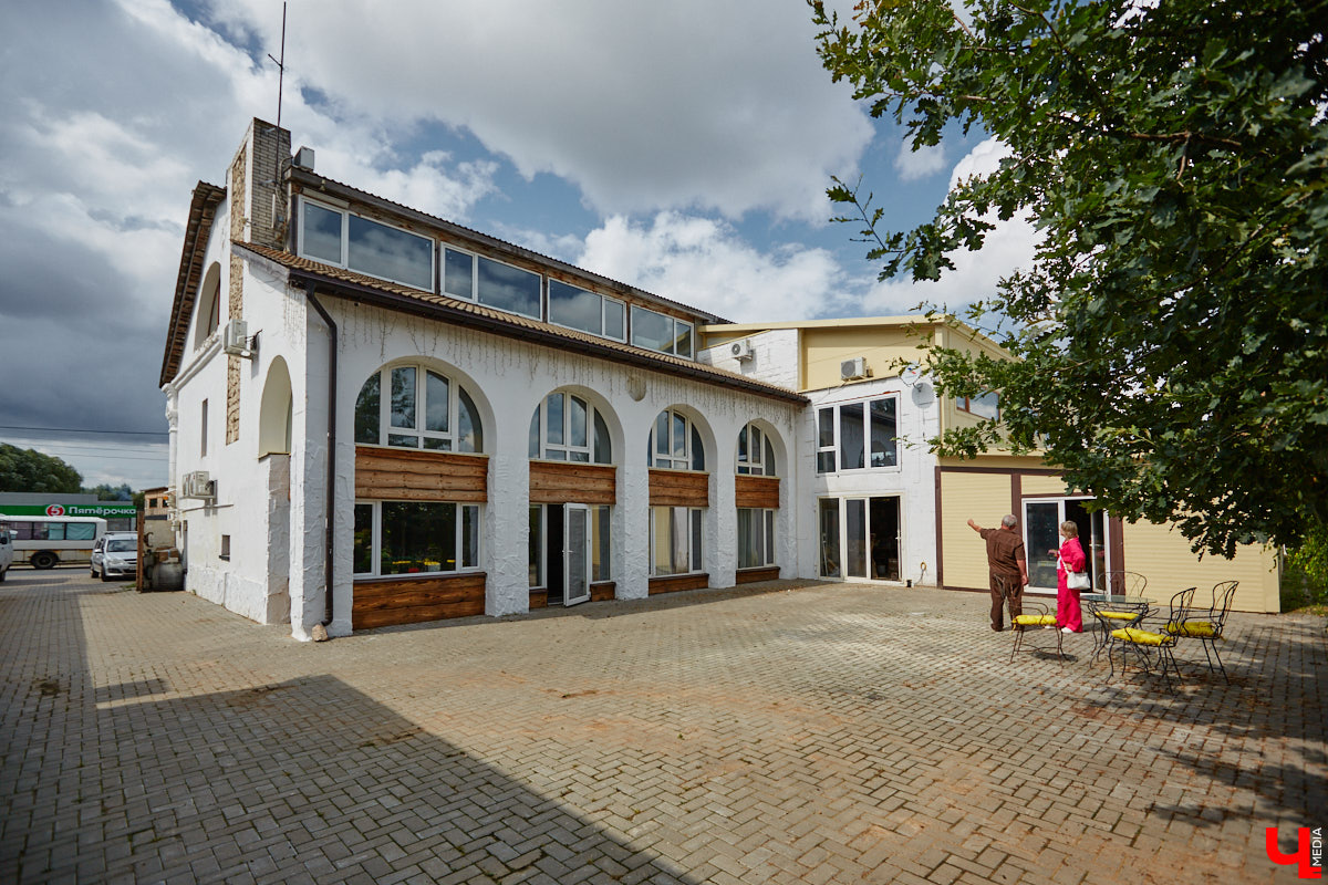 Есть в Суздальском районе дом, куда точно можно продавать билеты. В нем три этажа с удивительными предметами из частной коллекции. Кажется, там есть всё, начиная от редких самоваров и заканчивая коллекционными самокатами. Восторг вызывает также участок с замком Рапунцель. Хозяин строения, полного чудес, Юрий Жаров провел для «Ключ-Медиа» подробную экскурсию по своим владениям.