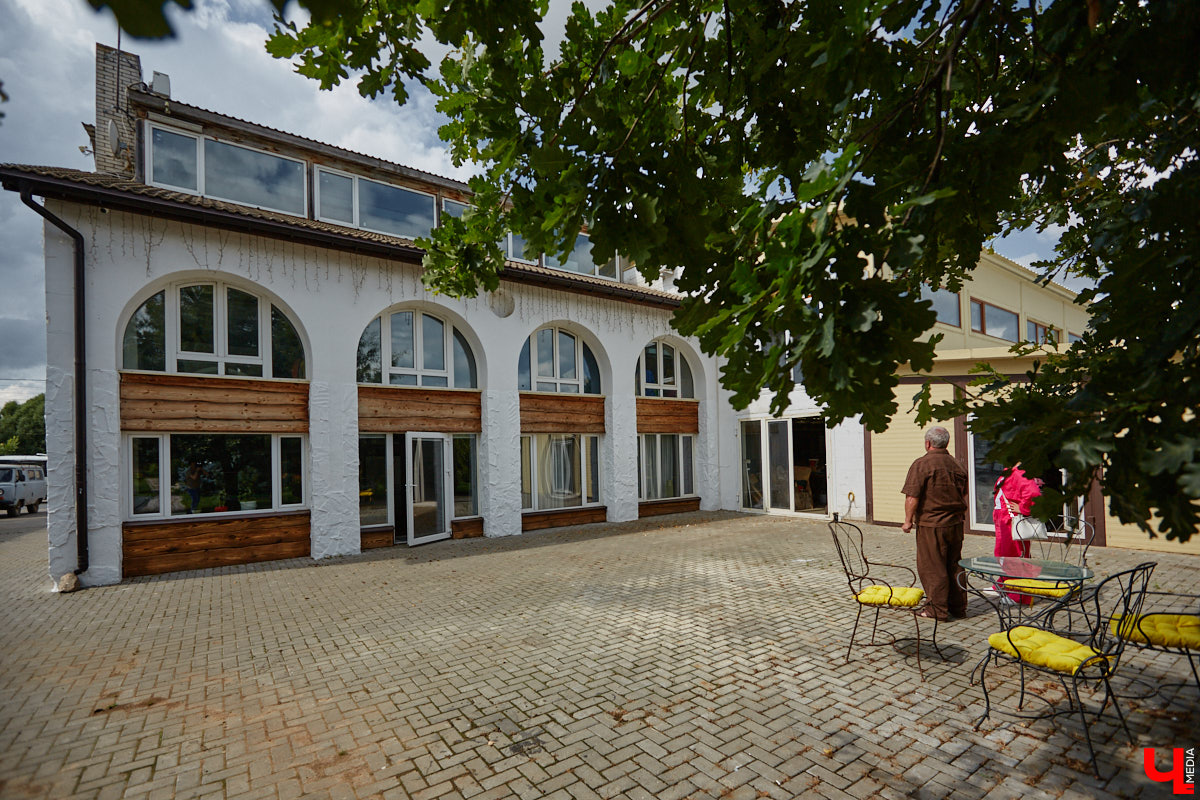 Есть в Суздальском районе дом, куда точно можно продавать билеты. В нем три этажа с удивительными предметами из частной коллекции. Кажется, там есть всё, начиная от редких самоваров и заканчивая коллекционными самокатами. Восторг вызывает также участок с замком Рапунцель. Хозяин строения, полного чудес, Юрий Жаров провел для «Ключ-Медиа» подробную экскурсию по своим владениям.