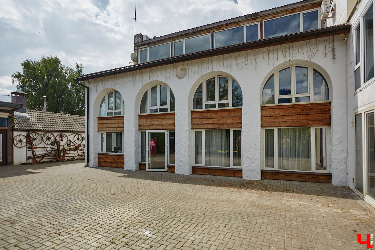 Есть в Суздальском районе дом, куда точно можно продавать билеты. В нем три этажа с удивительными предметами из частной коллекции. Кажется, там есть всё, начиная от редких самоваров и заканчивая коллекционными самокатами. Восторг вызывает также участок с замком Рапунцель. Хозяин строения, полного чудес, Юрий Жаров провел для «Ключ-Медиа» подробную экскурсию по своим владениям.