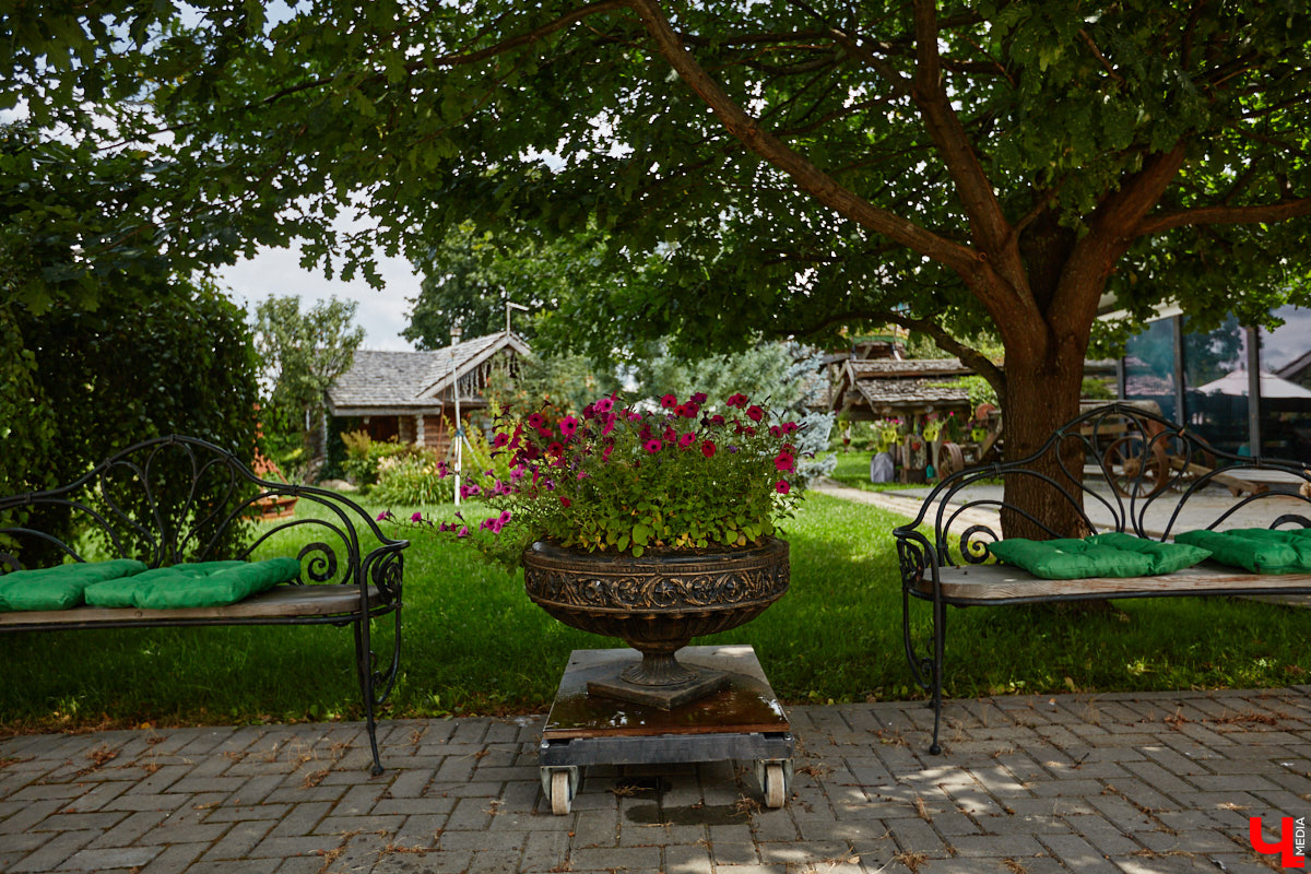 Есть в Суздальском районе дом, куда точно можно продавать билеты. В нем три этажа с удивительными предметами из частной коллекции. Кажется, там есть всё, начиная от редких самоваров и заканчивая коллекционными самокатами. Восторг вызывает также участок с замком Рапунцель. Хозяин строения, полного чудес, Юрий Жаров провел для «Ключ-Медиа» подробную экскурсию по своим владениям.