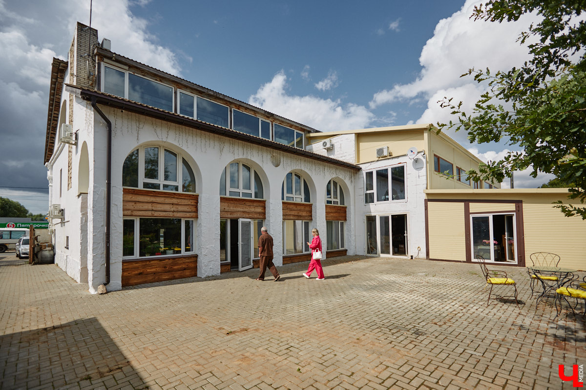 Есть в Суздальском районе дом, куда точно можно продавать билеты. В нем три этажа с удивительными предметами из частной коллекции. Кажется, там есть всё, начиная от редких самоваров и заканчивая коллекционными самокатами. Восторг вызывает также участок с замком Рапунцель. Хозяин строения, полного чудес, Юрий Жаров провел для «Ключ-Медиа» подробную экскурсию по своим владениям.