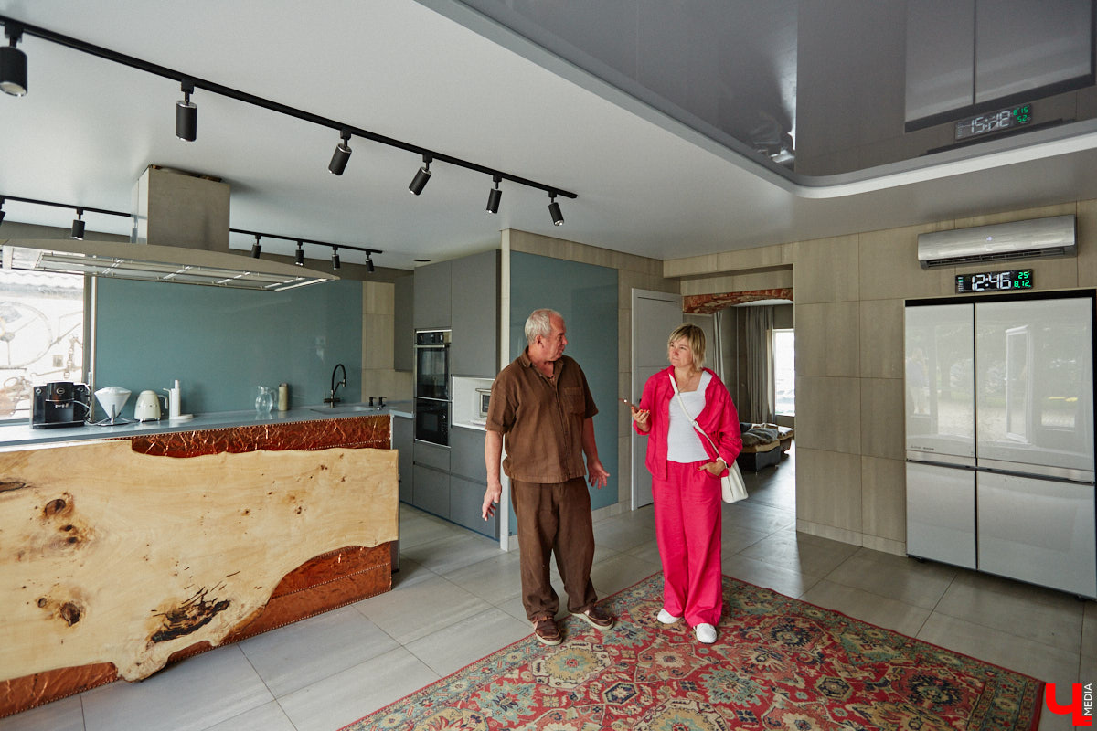 Есть в Суздальском районе дом, куда точно можно продавать билеты. В нем три этажа с удивительными предметами из частной коллекции. Кажется, там есть всё, начиная от редких самоваров и заканчивая коллекционными самокатами. Восторг вызывает также участок с замком Рапунцель. Хозяин строения, полного чудес, Юрий Жаров провел для «Ключ-Медиа» подробную экскурсию по своим владениям.