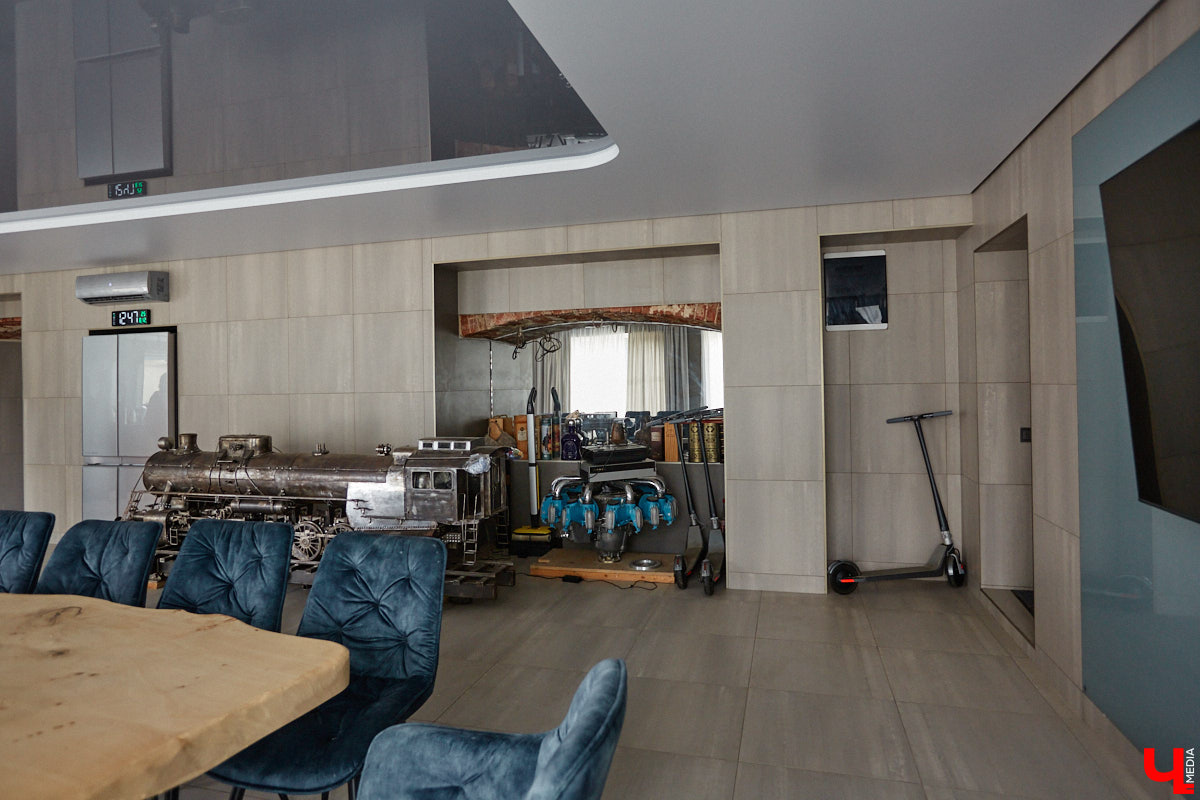 Есть в Суздальском районе дом, куда точно можно продавать билеты. В нем три этажа с удивительными предметами из частной коллекции. Кажется, там есть всё, начиная от редких самоваров и заканчивая коллекционными самокатами. Восторг вызывает также участок с замком Рапунцель. Хозяин строения, полного чудес, Юрий Жаров провел для «Ключ-Медиа» подробную экскурсию по своим владениям.