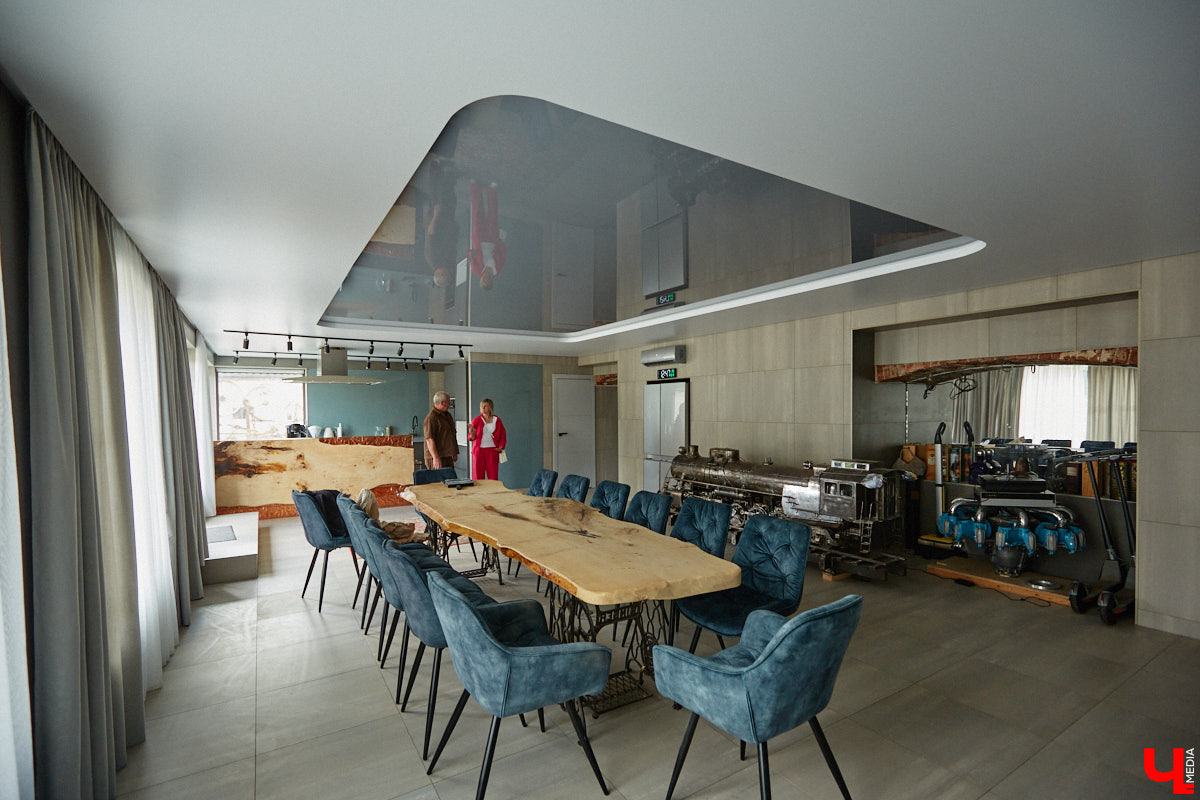 Есть в Суздальском районе дом, куда точно можно продавать билеты. В нем три этажа с удивительными предметами из частной коллекции. Кажется, там есть всё, начиная от редких самоваров и заканчивая коллекционными самокатами. Восторг вызывает также участок с замком Рапунцель. Хозяин строения, полного чудес, Юрий Жаров провел для «Ключ-Медиа» подробную экскурсию по своим владениям.