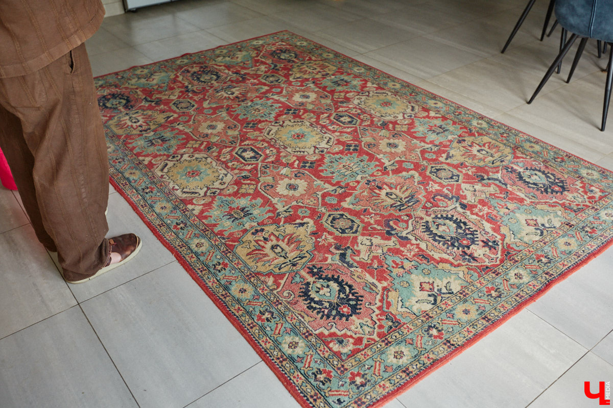 Есть в Суздальском районе дом, куда точно можно продавать билеты. В нем три этажа с удивительными предметами из частной коллекции. Кажется, там есть всё, начиная от редких самоваров и заканчивая коллекционными самокатами. Восторг вызывает также участок с замком Рапунцель. Хозяин строения, полного чудес, Юрий Жаров провел для «Ключ-Медиа» подробную экскурсию по своим владениям.