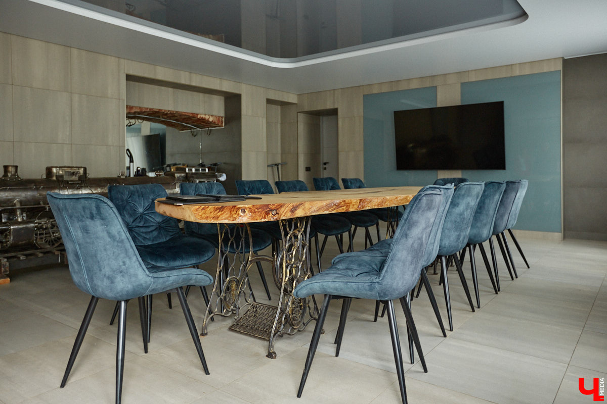 Есть в Суздальском районе дом, куда точно можно продавать билеты. В нем три этажа с удивительными предметами из частной коллекции. Кажется, там есть всё, начиная от редких самоваров и заканчивая коллекционными самокатами. Восторг вызывает также участок с замком Рапунцель. Хозяин строения, полного чудес, Юрий Жаров провел для «Ключ-Медиа» подробную экскурсию по своим владениям.