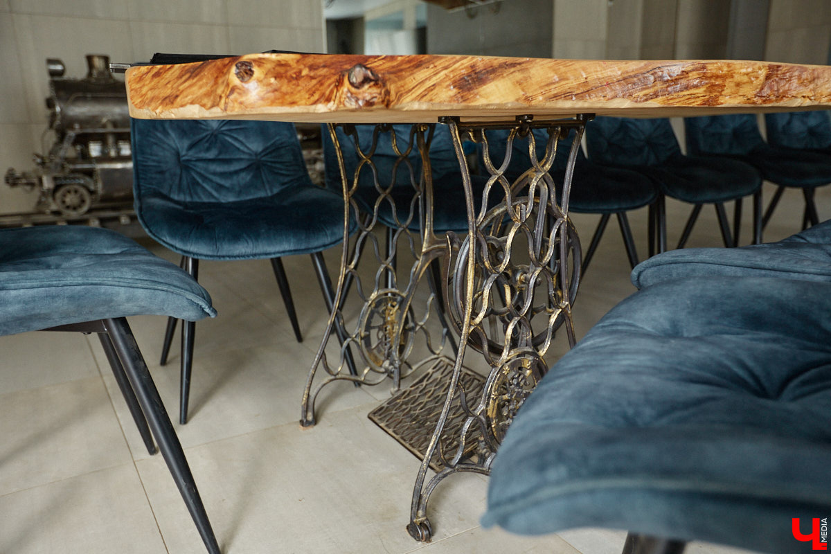 Есть в Суздальском районе дом, куда точно можно продавать билеты. В нем три этажа с удивительными предметами из частной коллекции. Кажется, там есть всё, начиная от редких самоваров и заканчивая коллекционными самокатами. Восторг вызывает также участок с замком Рапунцель. Хозяин строения, полного чудес, Юрий Жаров провел для «Ключ-Медиа» подробную экскурсию по своим владениям.