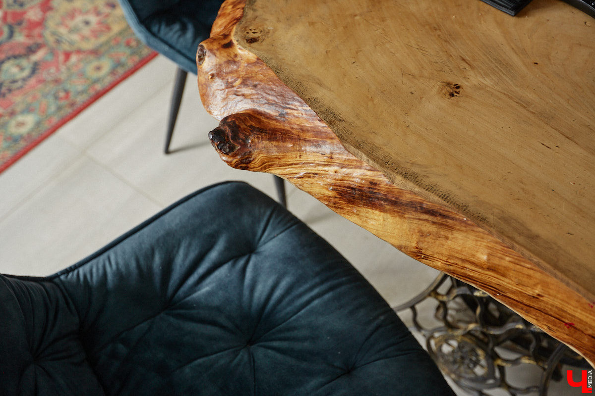 Есть в Суздальском районе дом, куда точно можно продавать билеты. В нем три этажа с удивительными предметами из частной коллекции. Кажется, там есть всё, начиная от редких самоваров и заканчивая коллекционными самокатами. Восторг вызывает также участок с замком Рапунцель. Хозяин строения, полного чудес, Юрий Жаров провел для «Ключ-Медиа» подробную экскурсию по своим владениям.