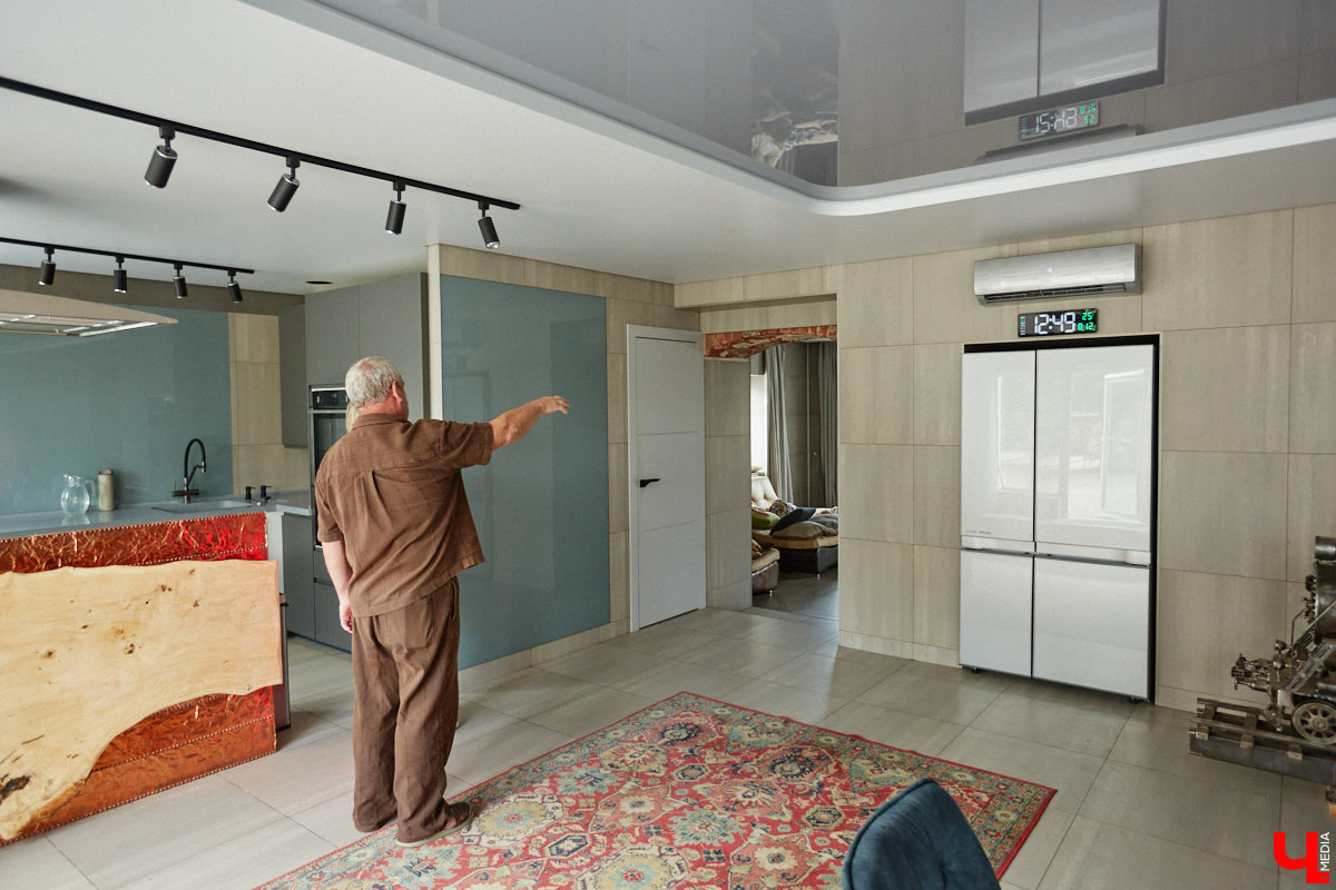 Есть в Суздальском районе дом, куда точно можно продавать билеты. В нем три этажа с удивительными предметами из частной коллекции. Кажется, там есть всё, начиная от редких самоваров и заканчивая коллекционными самокатами. Восторг вызывает также участок с замком Рапунцель. Хозяин строения, полного чудес, Юрий Жаров провел для «Ключ-Медиа» подробную экскурсию по своим владениям.