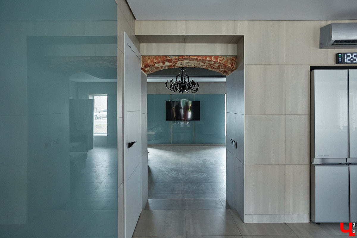 Есть в Суздальском районе дом, куда точно можно продавать билеты. В нем три этажа с удивительными предметами из частной коллекции. Кажется, там есть всё, начиная от редких самоваров и заканчивая коллекционными самокатами. Восторг вызывает также участок с замком Рапунцель. Хозяин строения, полного чудес, Юрий Жаров провел для «Ключ-Медиа» подробную экскурсию по своим владениям.