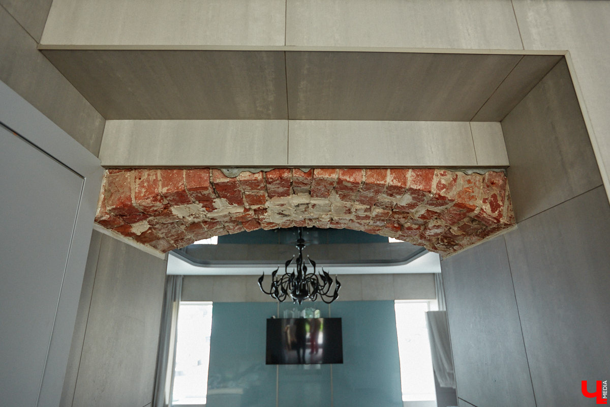 Есть в Суздальском районе дом, куда точно можно продавать билеты. В нем три этажа с удивительными предметами из частной коллекции. Кажется, там есть всё, начиная от редких самоваров и заканчивая коллекционными самокатами. Восторг вызывает также участок с замком Рапунцель. Хозяин строения, полного чудес, Юрий Жаров провел для «Ключ-Медиа» подробную экскурсию по своим владениям.