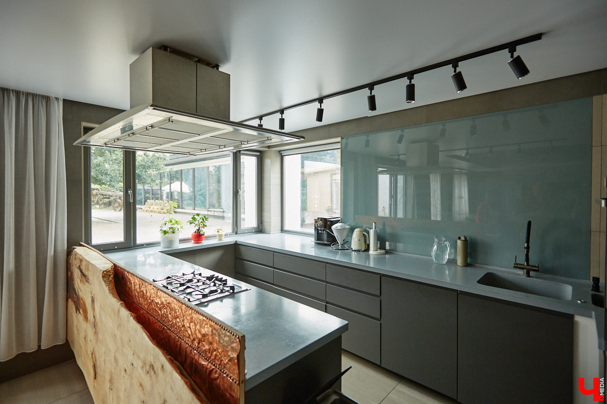 Есть в Суздальском районе дом, куда точно можно продавать билеты. В нем три этажа с удивительными предметами из частной коллекции. Кажется, там есть всё, начиная от редких самоваров и заканчивая коллекционными самокатами. Восторг вызывает также участок с замком Рапунцель. Хозяин строения, полного чудес, Юрий Жаров провел для «Ключ-Медиа» подробную экскурсию по своим владениям.