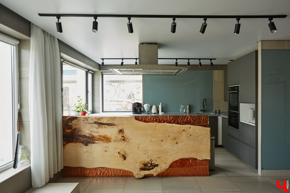 Есть в Суздальском районе дом, куда точно можно продавать билеты. В нем три этажа с удивительными предметами из частной коллекции. Кажется, там есть всё, начиная от редких самоваров и заканчивая коллекционными самокатами. Восторг вызывает также участок с замком Рапунцель. Хозяин строения, полного чудес, Юрий Жаров провел для «Ключ-Медиа» подробную экскурсию по своим владениям.