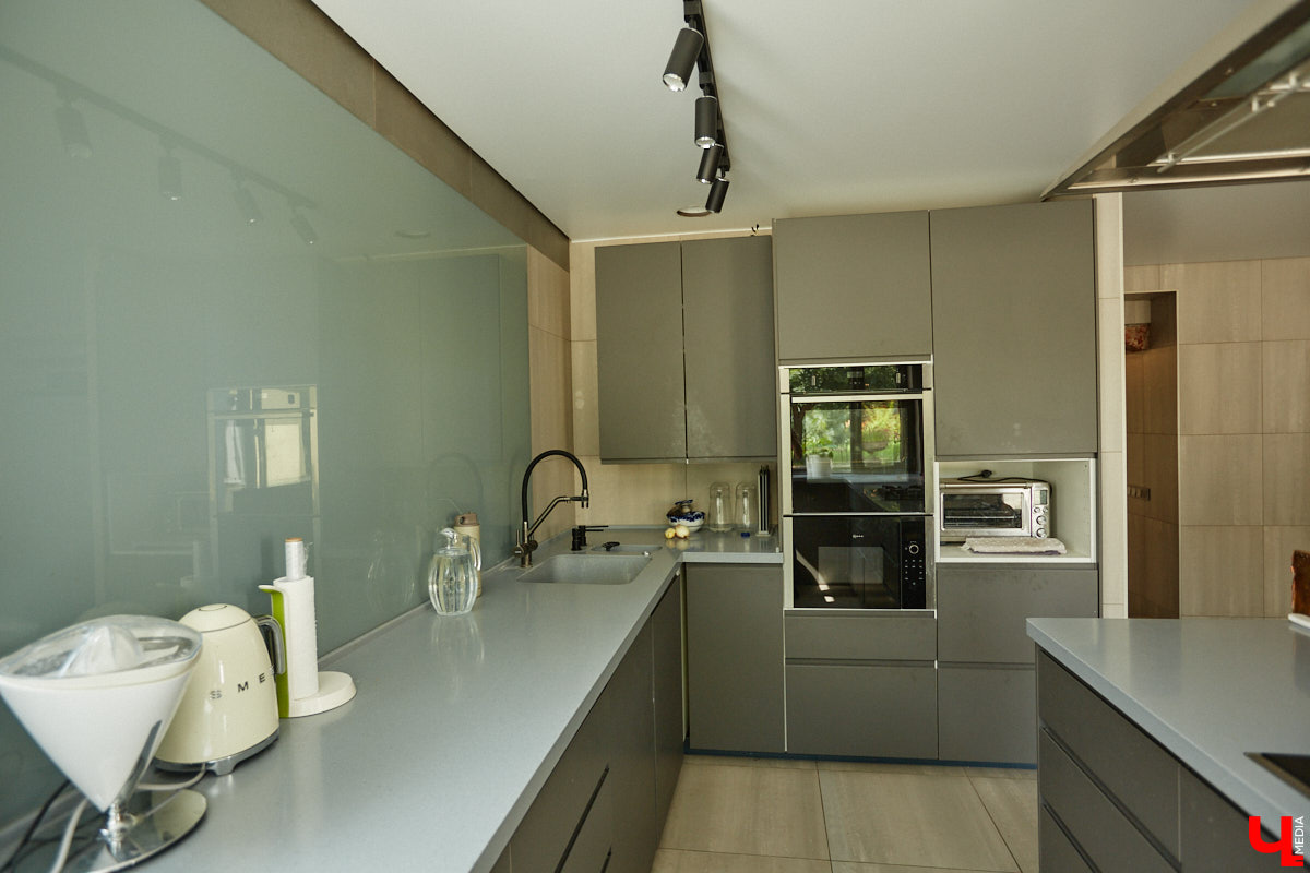 Есть в Суздальском районе дом, куда точно можно продавать билеты. В нем три этажа с удивительными предметами из частной коллекции. Кажется, там есть всё, начиная от редких самоваров и заканчивая коллекционными самокатами. Восторг вызывает также участок с замком Рапунцель. Хозяин строения, полного чудес, Юрий Жаров провел для «Ключ-Медиа» подробную экскурсию по своим владениям.