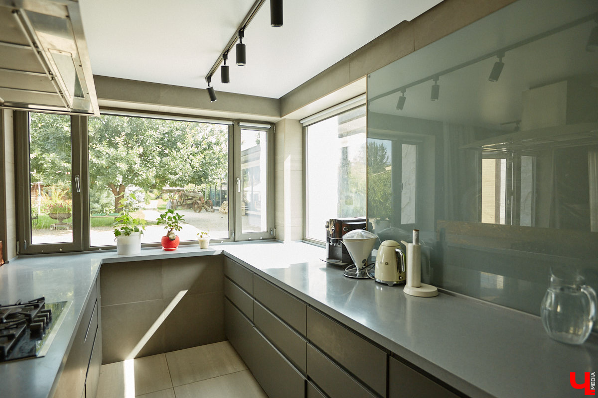 Есть в Суздальском районе дом, куда точно можно продавать билеты. В нем три этажа с удивительными предметами из частной коллекции. Кажется, там есть всё, начиная от редких самоваров и заканчивая коллекционными самокатами. Восторг вызывает также участок с замком Рапунцель. Хозяин строения, полного чудес, Юрий Жаров провел для «Ключ-Медиа» подробную экскурсию по своим владениям.