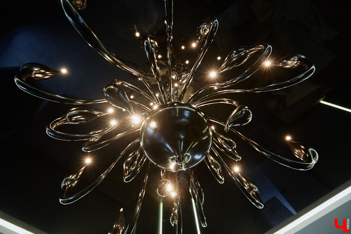 Есть в Суздальском районе дом, куда точно можно продавать билеты. В нем три этажа с удивительными предметами из частной коллекции. Кажется, там есть всё, начиная от редких самоваров и заканчивая коллекционными самокатами. Восторг вызывает также участок с замком Рапунцель. Хозяин строения, полного чудес, Юрий Жаров провел для «Ключ-Медиа» подробную экскурсию по своим владениям.