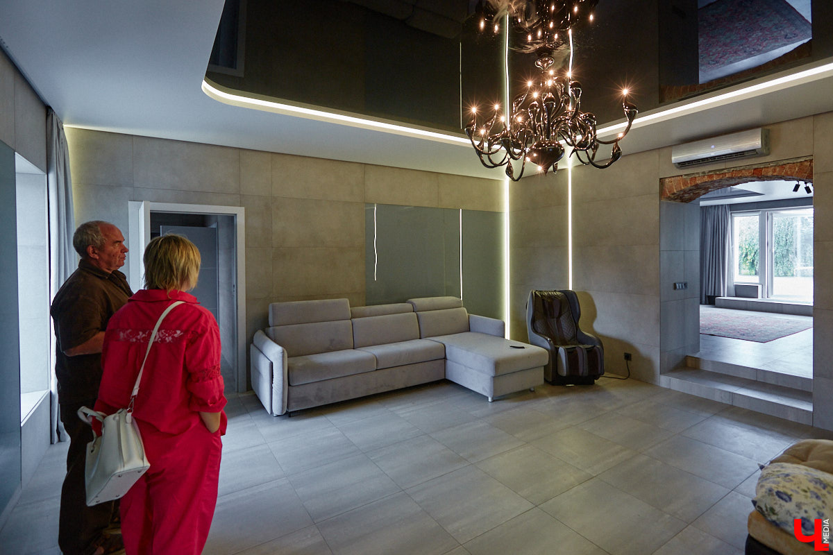 Есть в Суздальском районе дом, куда точно можно продавать билеты. В нем три этажа с удивительными предметами из частной коллекции. Кажется, там есть всё, начиная от редких самоваров и заканчивая коллекционными самокатами. Восторг вызывает также участок с замком Рапунцель. Хозяин строения, полного чудес, Юрий Жаров провел для «Ключ-Медиа» подробную экскурсию по своим владениям.