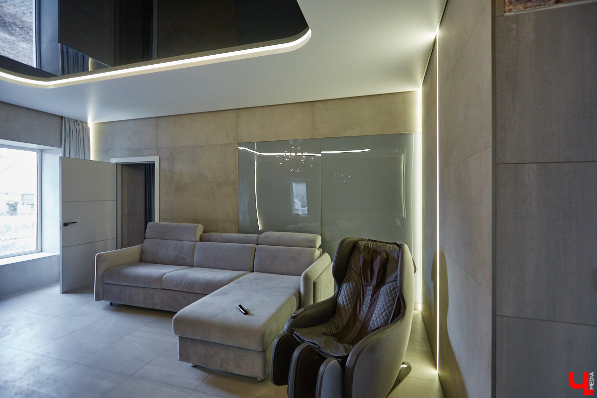 Есть в Суздальском районе дом, куда точно можно продавать билеты. В нем три этажа с удивительными предметами из частной коллекции. Кажется, там есть всё, начиная от редких самоваров и заканчивая коллекционными самокатами. Восторг вызывает также участок с замком Рапунцель. Хозяин строения, полного чудес, Юрий Жаров провел для «Ключ-Медиа» подробную экскурсию по своим владениям.