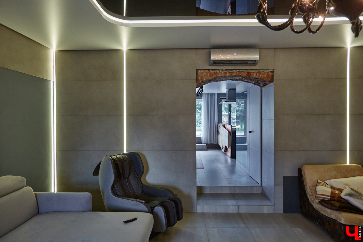 Есть в Суздальском районе дом, куда точно можно продавать билеты. В нем три этажа с удивительными предметами из частной коллекции. Кажется, там есть всё, начиная от редких самоваров и заканчивая коллекционными самокатами. Восторг вызывает также участок с замком Рапунцель. Хозяин строения, полного чудес, Юрий Жаров провел для «Ключ-Медиа» подробную экскурсию по своим владениям.