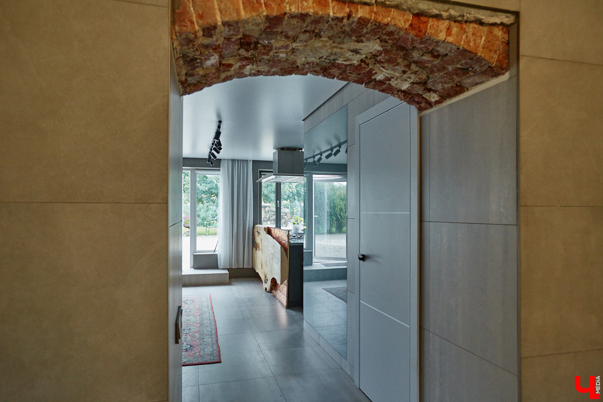 Есть в Суздальском районе дом, куда точно можно продавать билеты. В нем три этажа с удивительными предметами из частной коллекции. Кажется, там есть всё, начиная от редких самоваров и заканчивая коллекционными самокатами. Восторг вызывает также участок с замком Рапунцель. Хозяин строения, полного чудес, Юрий Жаров провел для «Ключ-Медиа» подробную экскурсию по своим владениям.