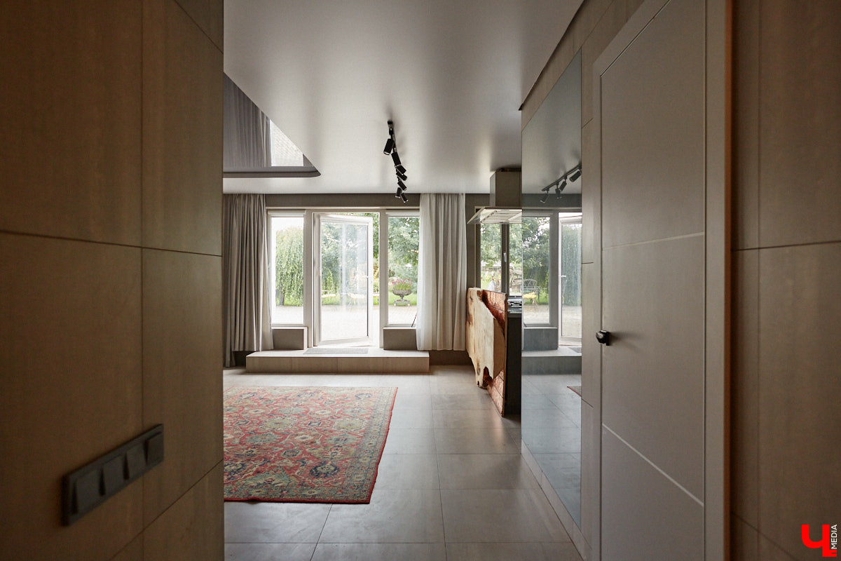 Есть в Суздальском районе дом, куда точно можно продавать билеты. В нем три этажа с удивительными предметами из частной коллекции. Кажется, там есть всё, начиная от редких самоваров и заканчивая коллекционными самокатами. Восторг вызывает также участок с замком Рапунцель. Хозяин строения, полного чудес, Юрий Жаров провел для «Ключ-Медиа» подробную экскурсию по своим владениям.