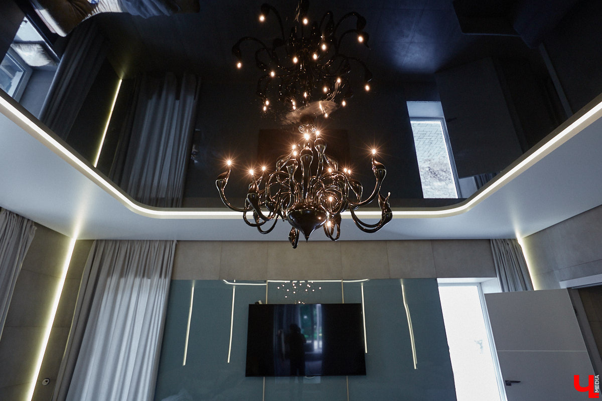 Есть в Суздальском районе дом, куда точно можно продавать билеты. В нем три этажа с удивительными предметами из частной коллекции. Кажется, там есть всё, начиная от редких самоваров и заканчивая коллекционными самокатами. Восторг вызывает также участок с замком Рапунцель. Хозяин строения, полного чудес, Юрий Жаров провел для «Ключ-Медиа» подробную экскурсию по своим владениям.