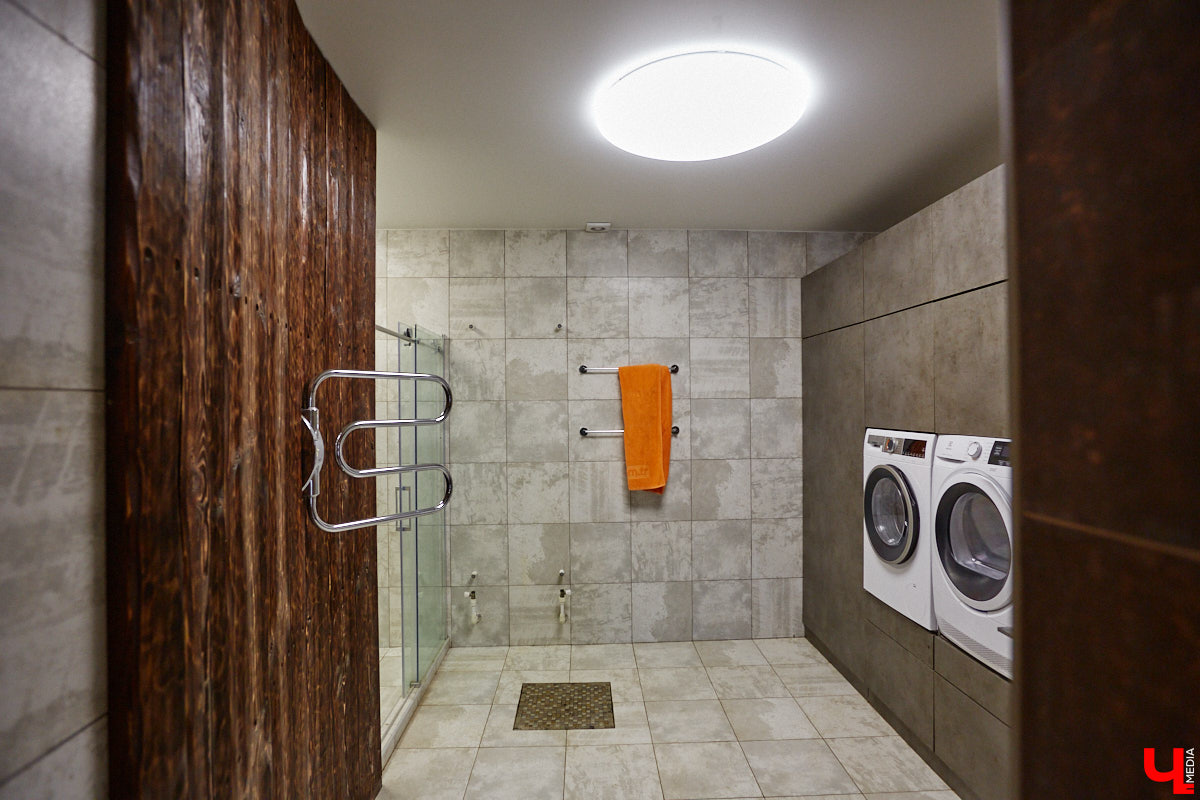 Есть в Суздальском районе дом, куда точно можно продавать билеты. В нем три этажа с удивительными предметами из частной коллекции. Кажется, там есть всё, начиная от редких самоваров и заканчивая коллекционными самокатами. Восторг вызывает также участок с замком Рапунцель. Хозяин строения, полного чудес, Юрий Жаров провел для «Ключ-Медиа» подробную экскурсию по своим владениям.