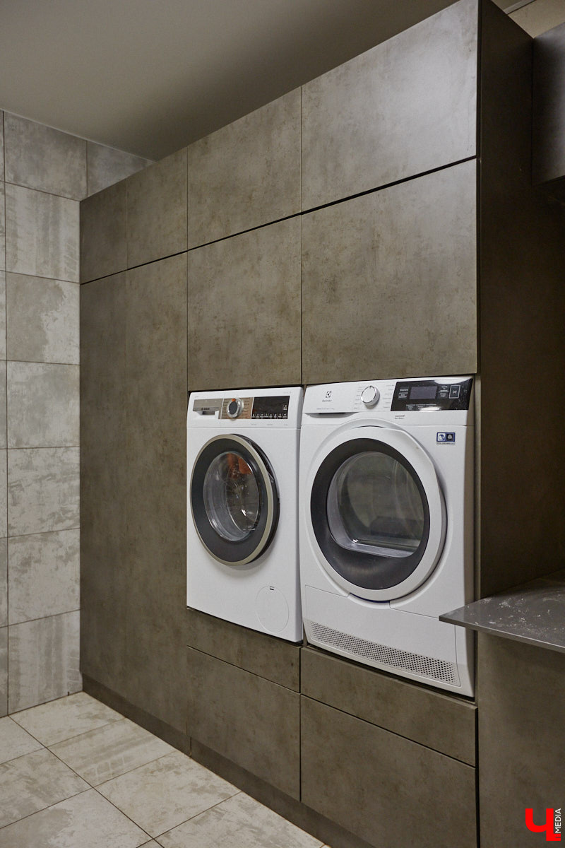 Есть в Суздальском районе дом, куда точно можно продавать билеты. В нем три этажа с удивительными предметами из частной коллекции. Кажется, там есть всё, начиная от редких самоваров и заканчивая коллекционными самокатами. Восторг вызывает также участок с замком Рапунцель. Хозяин строения, полного чудес, Юрий Жаров провел для «Ключ-Медиа» подробную экскурсию по своим владениям.