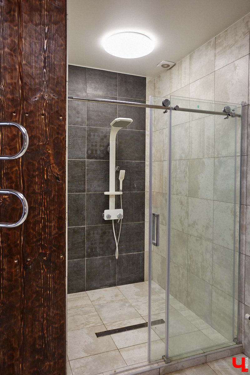 Есть в Суздальском районе дом, куда точно можно продавать билеты. В нем три этажа с удивительными предметами из частной коллекции. Кажется, там есть всё, начиная от редких самоваров и заканчивая коллекционными самокатами. Восторг вызывает также участок с замком Рапунцель. Хозяин строения, полного чудес, Юрий Жаров провел для «Ключ-Медиа» подробную экскурсию по своим владениям.